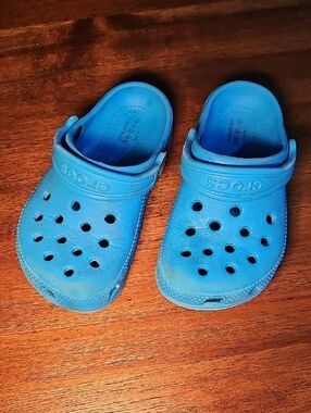 Well Worn CROCS Kids Clog Sandals in Bright Blue Size 9 Childrens